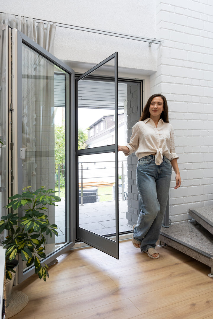 Fliegengitter-Pendeltür PT2.5 von Neher, maßgefertigt, für Balkon und Terrasse, Montage ohne Bohren, Webshop Insektenbleibendraussen.de