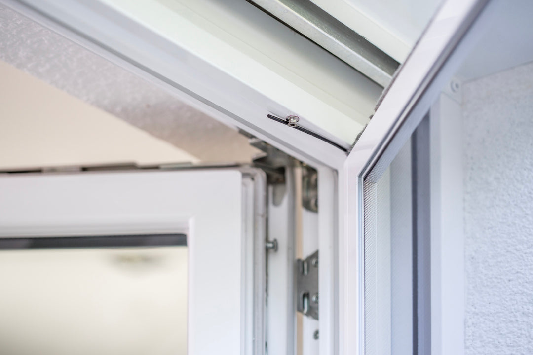 Insektenschutz-Pendeltür PT2/5 für flächenversetzte Türen mit enganliegendem Rollladenpanzer, Drehstabfedersystem, selbst schliessend, Transpatec-Gewebe, nach innen und aussen öffnende, Online-Fachhändler Insekten bleiben draussen