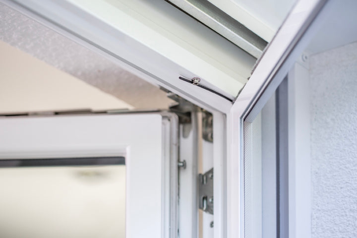 Insektenschutz-Pendeltür PT2/5 für flächenversetzte Türen mit enganliegendem Rollladenpanzer, Drehstabfedersystem, selbst schliessend, Transpatec-Gewebe, nach innen und aussen öffnende, Online-Fachhändler Insekten bleiben draussen