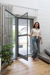 Fliegengitter-Pendeltür PT2.5 von Neher, maßgefertigt, für Balkon und Terrasse, Montage ohne Bohren, Webshop Insektenbleibendraussen.de