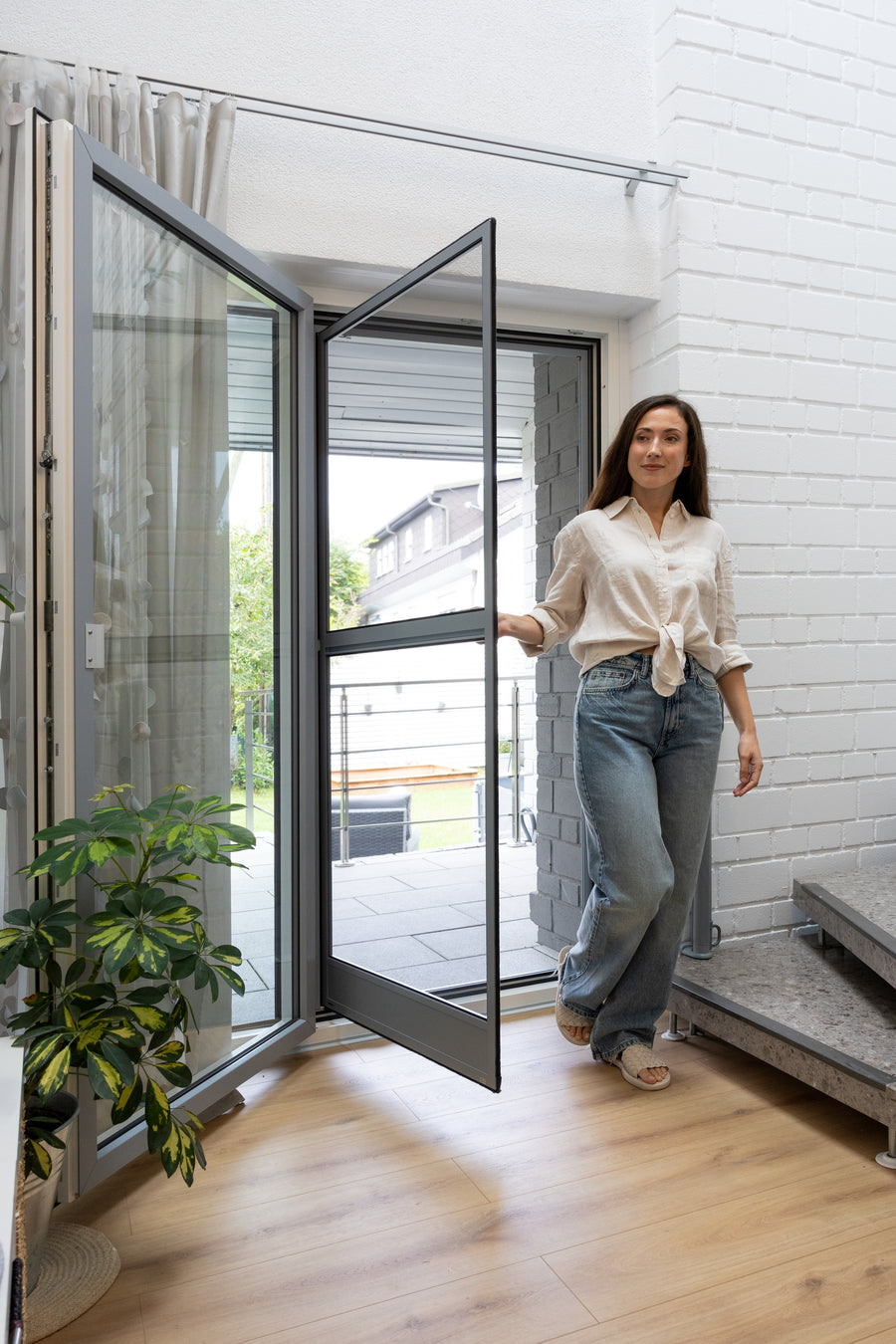 Fliegengitter-Pendeltür PT2.5 von Neher, maßgefertigt, für Balkon und Terrasse, Montage ohne Bohren, Webshop Insektenbleibendraussen.de