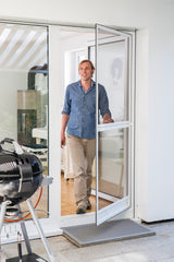Fliegengitter-Pendeltuer PT 2/5 von Neher, montiert mit und ohne Bohren, für Balkon und Terrasse, haustierfreundlich, selbst schliessend, Online bestellen bei Insektenbleibendraussen.de