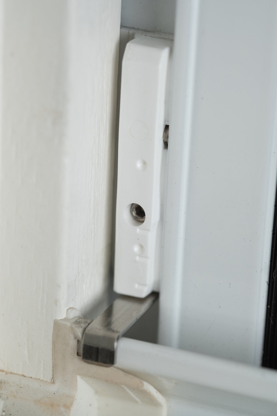 Insektenschutz-Spannrahmen SP5.17 für Holzfenster mit Regenschiene und enganliegendem Rollladenpanzer, Montage ohne Bohren, Online-Fachhaendler Insekten bleiben draussen