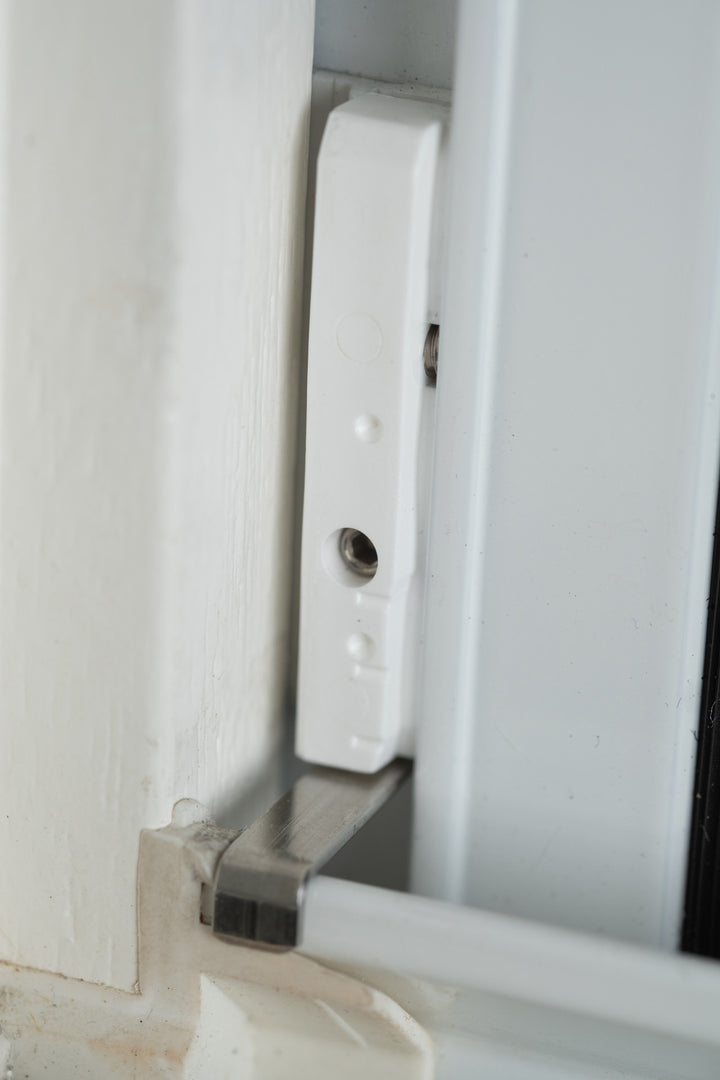 Insektenschutz-Spannrahmen SP5.17 für Holzfenster mit Regenschiene und enganliegendem Rollladenpanzer, Montage ohne Bohren, Online-Fachhaendler Insekten bleiben draussen