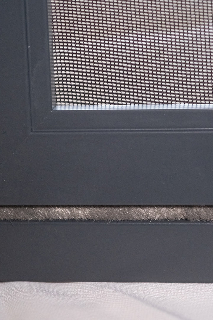 Fliegengitter-Pendeltür PT2/1 LMB von Neher, umlaufende Bürstendichtung, für Terrasse und Balkon, Montage mit und ohne Bohren, maßgefertigt, Online-Shop Insekten bleiben draussen