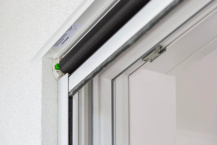 Mückengitter-Rollo RO4/2 von Neher, flexibel, abnehmbare Serviceblende, Online-Shop Insekten bleiben draußen