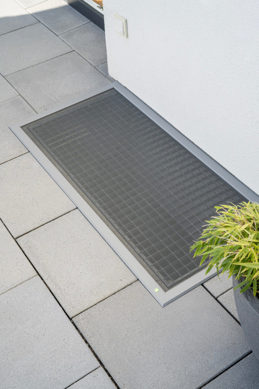 Neher Lichtschachtabdeckung LiSA 1/2 mit 3-seitiger Auflage und Wandanschluss, begehbar, Robustec Gewebe, online kaufen beim Fachhaendler Insekten bleiben draussen